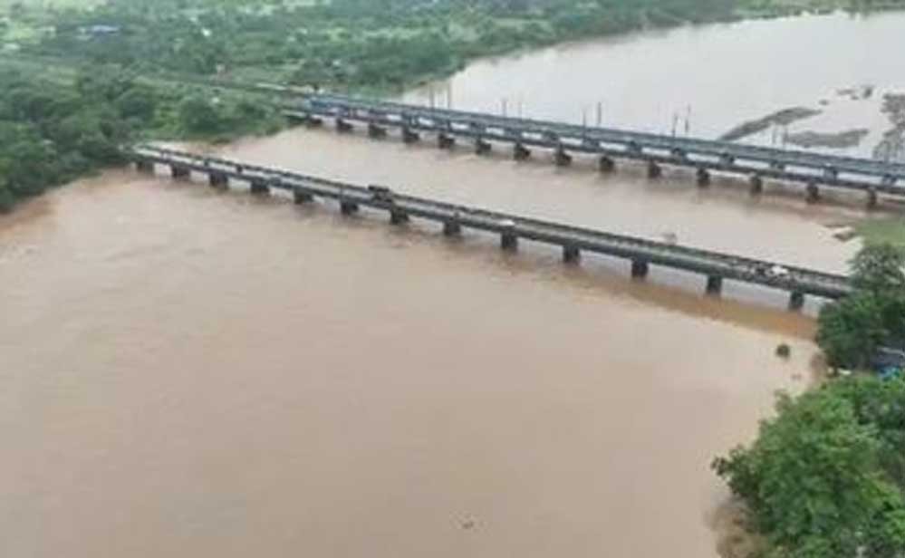 जबलपुर में नर्मदा का रौद्र रूप, 10 फीट बढ़ा जलस्तर; रेलवे ने 109 कर्मचारियों को किया तैनात जबलपुर में नर्मदा का रौद्र रूप, 10 फीट बढ़ा जलस्तर; रेलवे ने 109 कर्मचारियों को किया तैनात