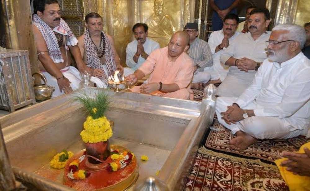 मुख्यमंत्री ने कालभैरव और बाबा विश्वनाथ की चौखट पर मत्था टेका मुख्यमंत्री ने कालभैरव और बाबा विश्वनाथ की चौखट पर मत्था टेका
