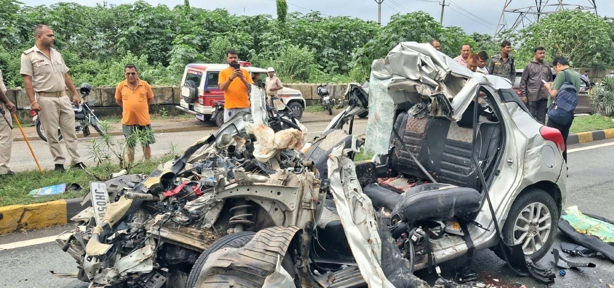 जमशेदपुर में भीषण सड़क हादसा, मंत्री दीपिका पांडेय सिंह की बेटी समेत 4 की मौत जमशेदपुर में भीषण सड़क हादसा, मंत्री दीपिका पांडेय सिंह की बेटी समेत 4 की मौत
