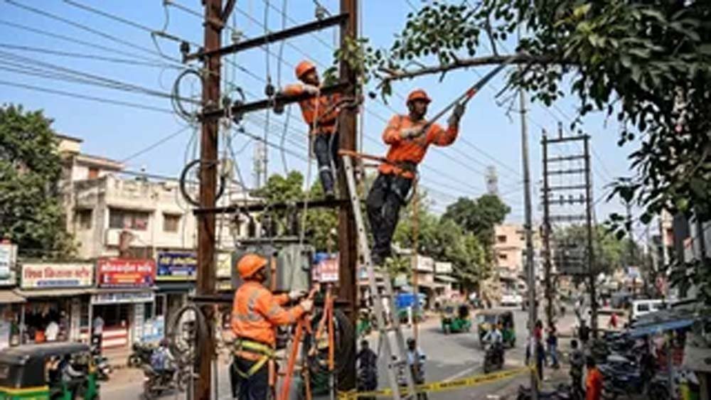 अर्नब चक्रवात का असर, झारखंड में बिजली व्यवस्था चरमराई अर्नब चक्रवात का असर, झारखंड में बिजली व्यवस्था चरमराई