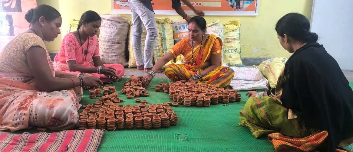 दीपावली से पहले लौटी खुशियाँ: महासमुंद में ‘सेवा संकल्प अभियान’ के तहत स्व-सहायता समूहों की महिलाओं को मिले बड़े ऑर्डर।