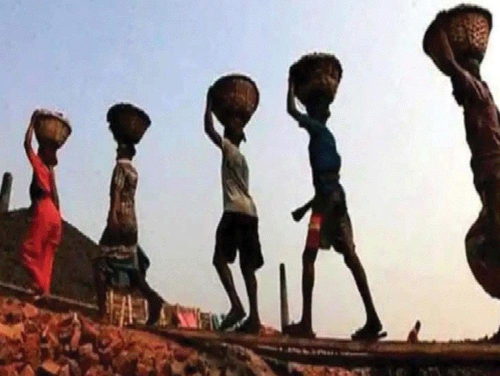 झारखंड में श्रमिकों को राहत, एक दिन की मजदूरी के लिए घटाई गई कार्य-मात्रा झारखंड में श्रमिकों को राहत, एक दिन की मजदूरी के लिए घटाई गई कार्य-मात्रा