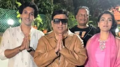 अमेरिका से लौटने के बाद गोविंदा ने बच्चों के साथ मिलकर घर पर बप्पा के किए दर्शन अमेरिका से लौटने के बाद गोविंदा ने बच्चों के साथ मिलकर घर पर बप्पा के किए दर्शन