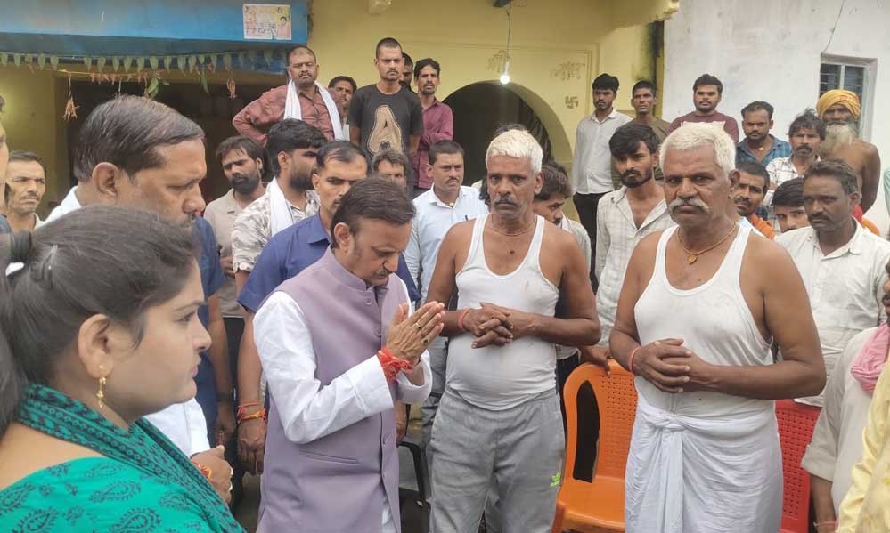 माफियाओं के विरुद्ध होगी सख्त कारवाई, दोषियों को मिलेगी कड़ी से कड़ी सजा: उप मुख्यमंत्री शुक्ल माफियाओं के विरुद्ध होगी सख्त कारवाई, दोषियों को मिलेगी कड़ी से कड़ी सजा: उप मुख्यमंत्री शुक्ल