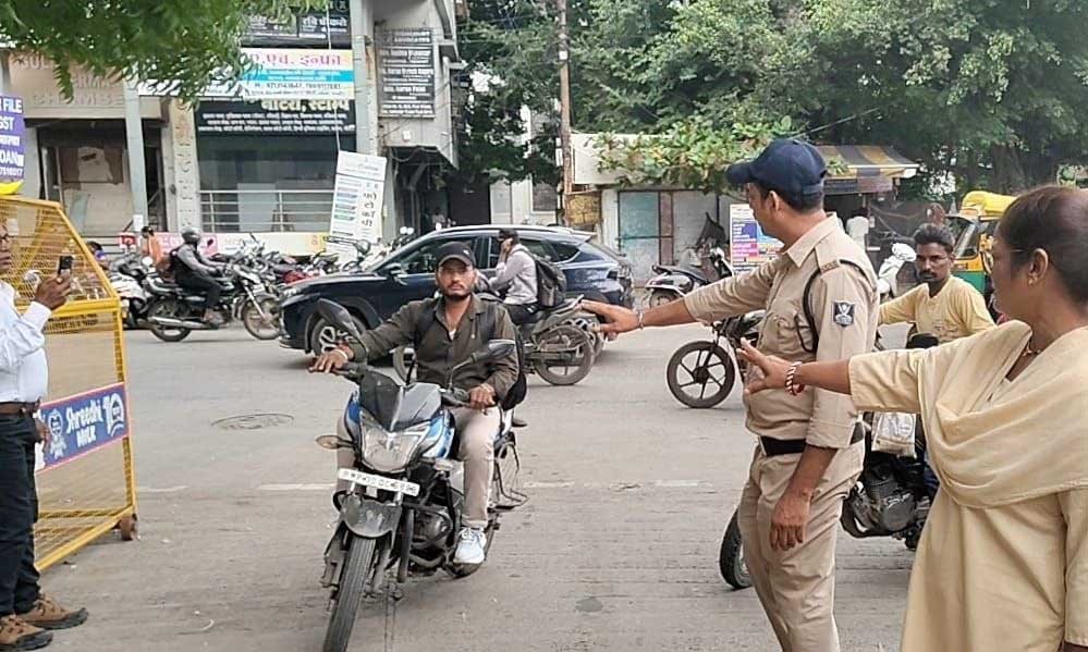 इंदौर में बिना हेलमेट ऑफिस पहुंचना पड़ा भारी! कलेक्टर ने कर्मचारियों को वापस लौटाया इंदौर में बिना हेलमेट ऑफिस पहुंचना पड़ा भारी! कलेक्टर ने कर्मचारियों को वापस लौटाया