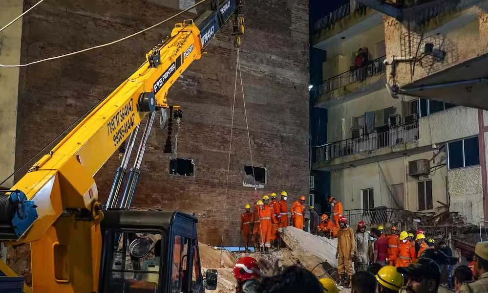 सत्य निकेतन हादसे पर HC सख्त! बिल्डिंग मालिक के साथ MCD भी जिम्मेदार, जवाबदेही पर उठे सवाल सत्य निकेतन हादसे पर HC सख्त! बिल्डिंग मालिक के साथ MCD भी जिम्मेदार, जवाबदेही पर उठे सवाल