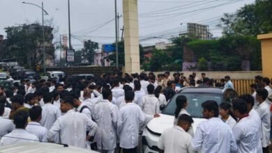 इंटर्न डॉक्टरों का भोपाल में पैदल मार्च, स्टाइपेंड ₹14,337 से बढ़ाकर ₹30 हजार करने की मांग
