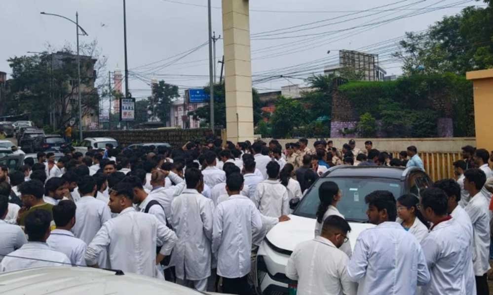 इंटर्न डॉक्टरों का भोपाल में पैदल मार्च, स्टाइपेंड ₹14,337 से बढ़ाकर ₹30 हजार करने की मांग इंटर्न डॉक्टरों का भोपाल में पैदल मार्च, स्टाइपेंड ₹14,337 से बढ़ाकर ₹30 हजार करने की मांग