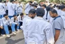 स्टाइपेंड बढ़ाने की मांग पर अड़े MBBS इंटर्न डॉक्टर, पुलिस कार्रवाई के विरोध में सरकारी अस्पतालों की OPD बंद