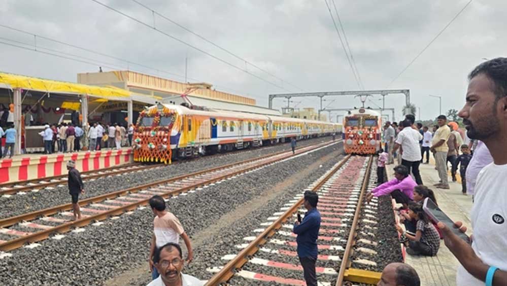 धार में आज से दौड़ेगी ट्रेन, पीएम मोदी वर्चुअली दिखाएंगे हरी झंडी; दशकों पुराना रेल का सपना होगा साकार धार में आज से दौड़ेगी ट्रेन, पीएम मोदी वर्चुअली दिखाएंगे हरी झंडी; दशकों पुराना रेल का सपना होगा साकार