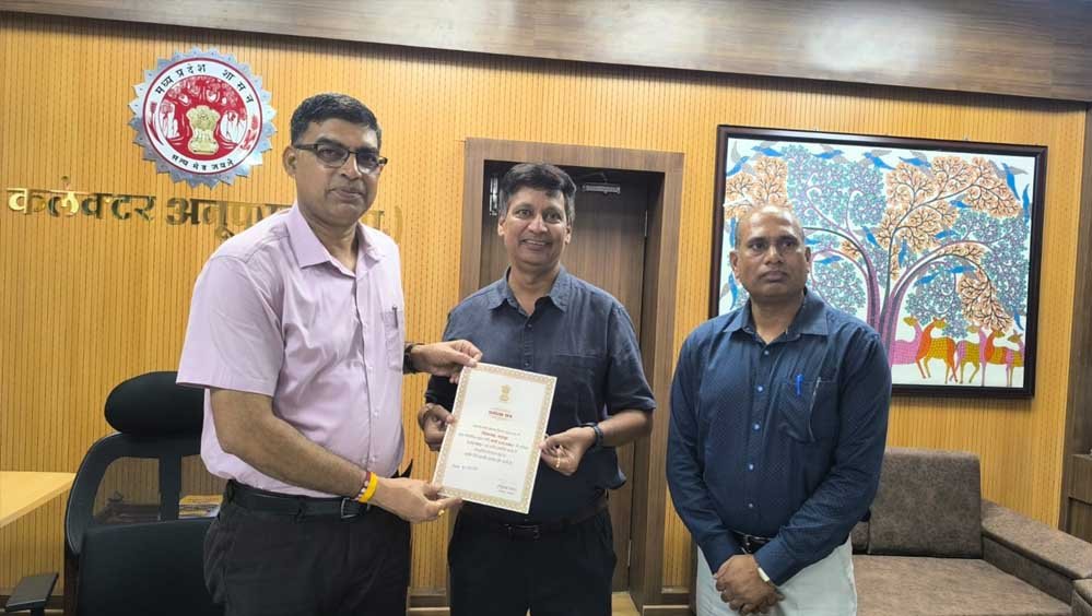 सशस्त्र सेना झंडा दिवस निधि में उत्कृष्ट योगदान के लिए कलेक्टर रत्नाकर झा सम्मानित सशस्त्र सेना झंडा दिवस निधि में उत्कृष्ट योगदान के लिए कलेक्टर रत्नाकर झा सम्मानित