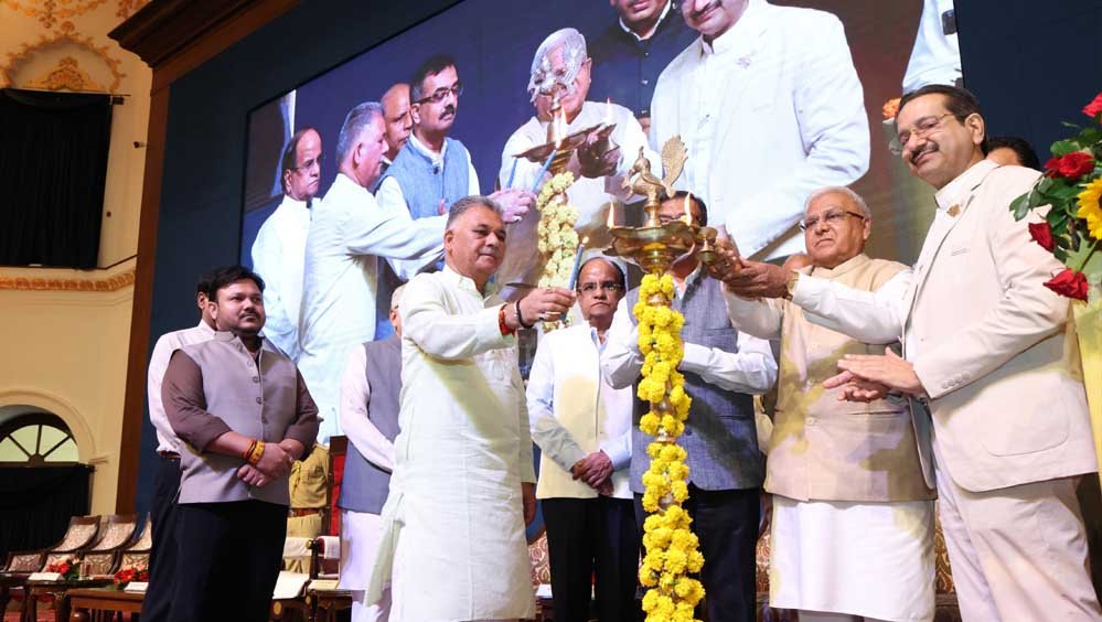 हमारी ज्ञान परंपरा में व्यावहारिकता, गहनता और जीवन का दर्शन : राज्यपाल पटेल हमारी ज्ञान परंपरा में व्यावहारिकता, गहनता और जीवन का दर्शन : राज्यपाल पटेल
