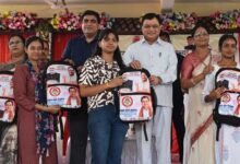 रायपुर : एजुकेशन किट वितरण- उद्योग मंत्री लखन लाल देवांगन ने 1500 छात्राओं को दी सौगात, कॉलेजों में विशाल डोम निर्माण की घोषणा
