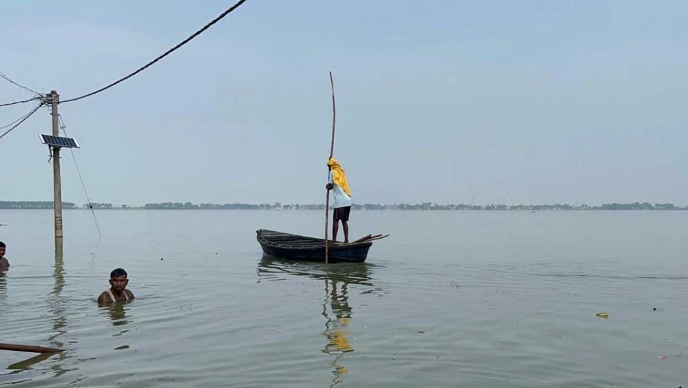 बिहार में बाढ़ का भयावह कहर, 13 जिलों में 29 लाख से ज्यादा लोग प्रभावित; तस्वीरों में देखें खौफनाक मंजर बिहार में बाढ़ का भयावह कहर, 13 जिलों में 29 लाख से ज्यादा लोग प्रभावित; तस्वीरों में देखें खौफनाक मंजर
