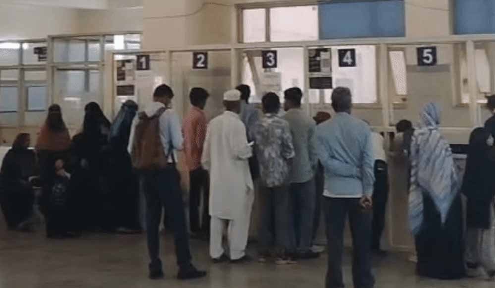 भोपाल में 3 दिन से सड़क पर डॉक्टर्स, MP में OPD-OT ठप; स्टाइपेंड बढ़ाने पर अड़े इंटर्न भोपाल में 3 दिन से सड़क पर डॉक्टर्स, MP में OPD-OT ठप; स्टाइपेंड बढ़ाने पर अड़े इंटर्न