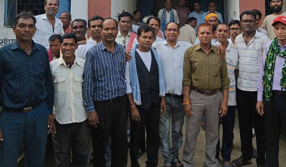 पंधी में महरा वस्त्रकार समाज की अहम बैठक, आसपास के कई गांवों से पहुंचे समाजजन; संगठन को मजबूत करने पर मंथन पंधी में महरा वस्त्रकार समाज की अहम बैठक, आसपास के कई गांवों से पहुंचे समाजजन; संगठन को मजबूत करने पर मंथन