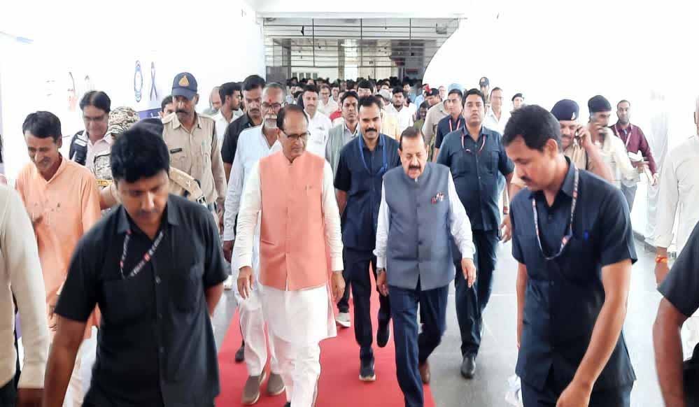 कैंसर को लेकर केंद्रीय मंत्री जितेंद्र सिंह की बड़ी चेतावनी, 2030 तक हर साल 20 लाख मरीज मिलने का अनुमान कैंसर को लेकर केंद्रीय मंत्री जितेंद्र सिंह की बड़ी चेतावनी, 2030 तक हर साल 20 लाख मरीज मिलने का अनुमान