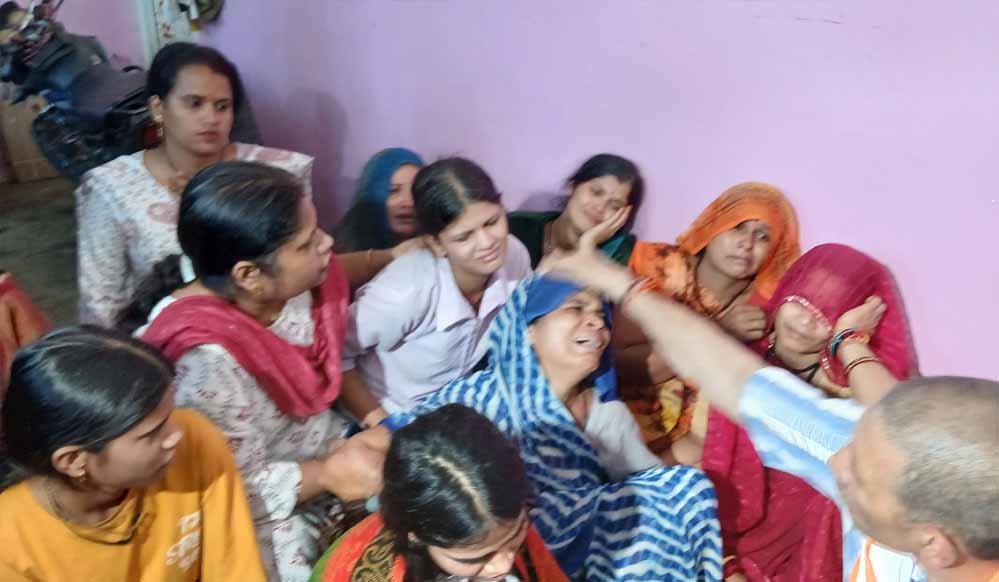 सागर में जहरीली शराब से 28 मौतें, फिर 7 दुकानें खोलने का आदेश; 100 से ज्यादा गांवों में नशामुक्ति अभियान सागर में जहरीली शराब से 28 मौतें, फिर 7 दुकानें खोलने का आदेश; 100 से ज्यादा गांवों में नशामुक्ति अभियान