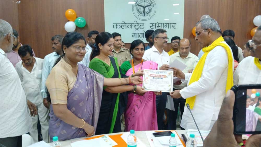 आंगनबाड़ी कार्यकर्ताओं एवं सहायिकाओं तथा सुपोषित बच्चों के माता-पिता का सम्मान आंगनबाड़ी कार्यकर्ताओं एवं सहायिकाओं तथा सुपोषित बच्चों के माता-पिता का सम्मान