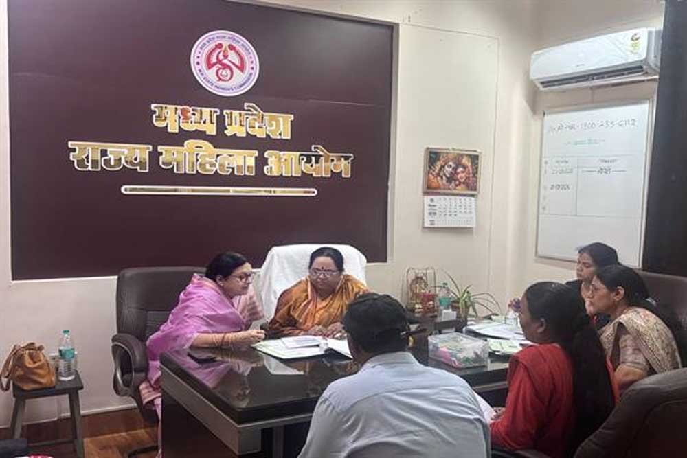 महिला आयोग की संयुक्त बैंच में 38 प्रकरणों की सुनवाई, प्रताड़ना और दहेज मामलों पर सख्त कार्रवाई के निर्देश महिला आयोग की संयुक्त बैंच में 38 प्रकरणों की सुनवाई, प्रताड़ना और दहेज मामलों पर सख्त कार्रवाई के निर्देश