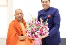 अल्पसंख्यक आयोग के नव-नियुक्त अध्यक्ष  मोहसिन रज़ा ने मुख्यमंत्री  योगी आदित्यनाथ से की शिष्टाचार भेंट।