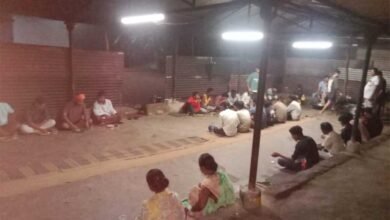 नेलसनार में बाढ़ के बीच जिला प्रशासन की मानवीय पहल, बाढ़ में फंसे यात्रियों को कराया भोजन