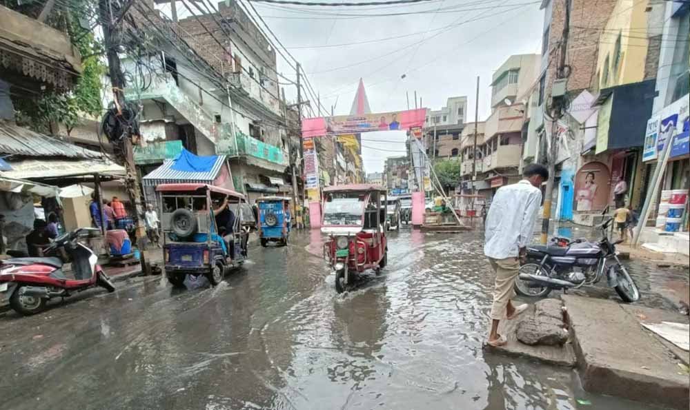 पटना में बारिश से जलजमाव, सड़क-गलियों से स्कूल और मंडी तक पानी ही पानी पटना में बारिश से जलजमाव, सड़क-गलियों से स्कूल और मंडी तक पानी ही पानी