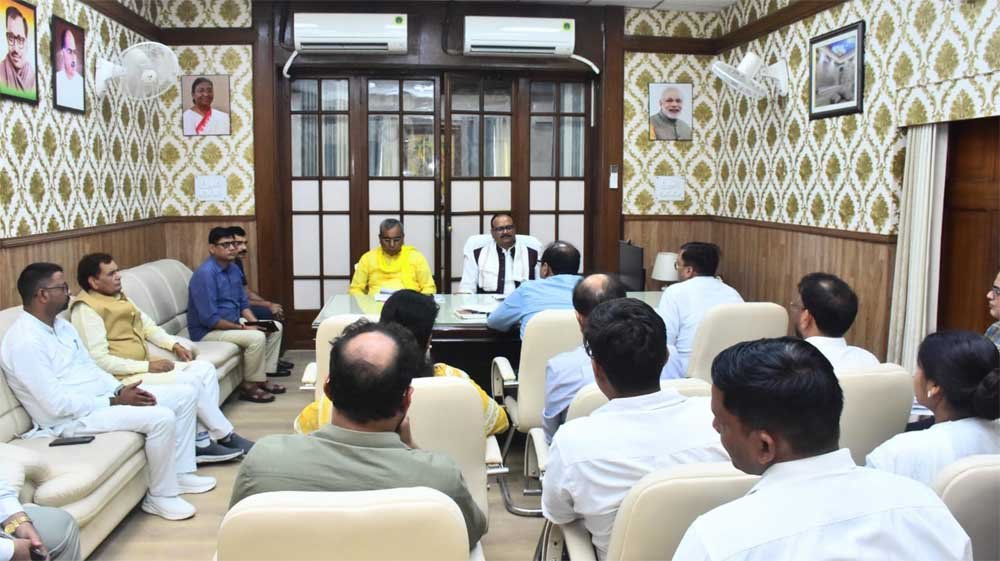 केयर टेकर्स के हितों और सम्मान के प्रति सरकार संवेदनशील: ब्रजेश पाठक केयर टेकर्स के हितों और सम्मान के प्रति सरकार संवेदनशील: ब्रजेश पाठक
