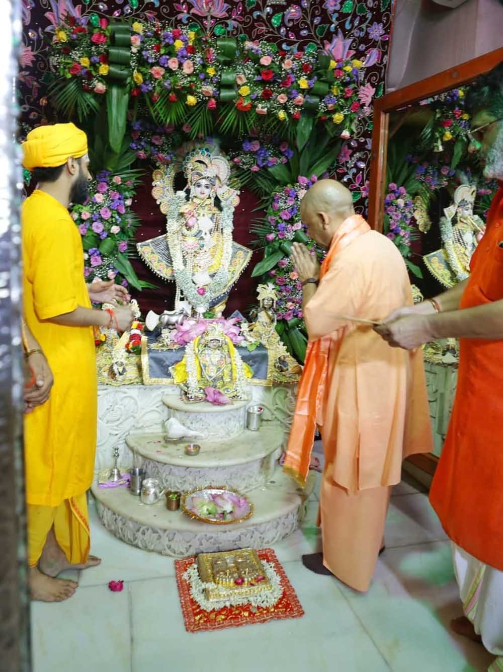 श्रीकृष्ण जन्माष्टमी पर जन्मभूमि पहुंचे सीएम योगी, चांदी से सजे गर्भगृह में किए ‘लाला’ के दर्शन श्रीकृष्ण जन्माष्टमी पर जन्मभूमि पहुंचे सीएम योगी, चांदी से सजे गर्भगृह में किए ‘लाला’ के दर्शन