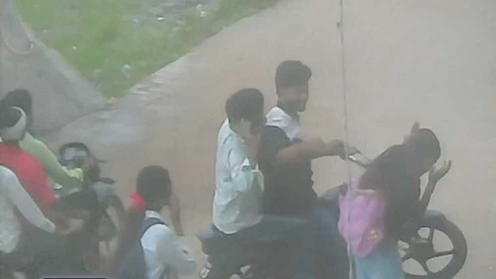 ग्वालियर में सरेराह छात्रा से छेड़छाड़-मारपीट, CCTV वायरल होते ही आरोपी गिरफ्तार, भेजा जेल ग्वालियर में सरेराह छात्रा से छेड़छाड़-मारपीट, CCTV वायरल होते ही आरोपी गिरफ्तार, भेजा जेल