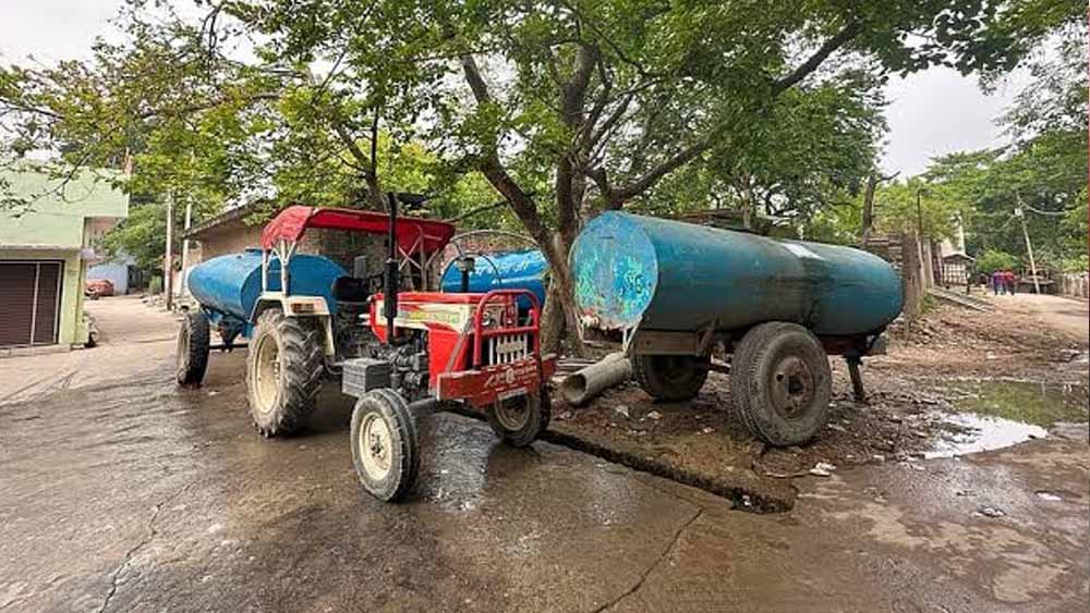 CG में 1.30 लाख का पानी टैंकर 2.50 लाख में खरीदा, पंचायतों में पहुंचते ही उठे सवाल CG में 1.30 लाख का पानी टैंकर 2.50 लाख में खरीदा, पंचायतों में पहुंचते ही उठे सवाल