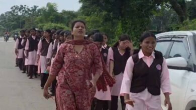बिजली और क्लास की मांग को लेकर छात्राओं का पैदल मार्च, कलेक्ट्रेट पहुंचकर जताया विरोध बिजली और क्लास की मांग को लेकर छात्राओं का पैदल मार्च, कलेक्ट्रेट पहुंचकर जताया विरोध