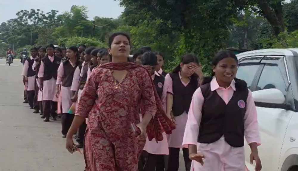 बिजली और क्लास की मांग को लेकर छात्राओं का पैदल मार्च, कलेक्ट्रेट पहुंचकर जताया विरोध बिजली और क्लास की मांग को लेकर छात्राओं का पैदल मार्च, कलेक्ट्रेट पहुंचकर जताया विरोध