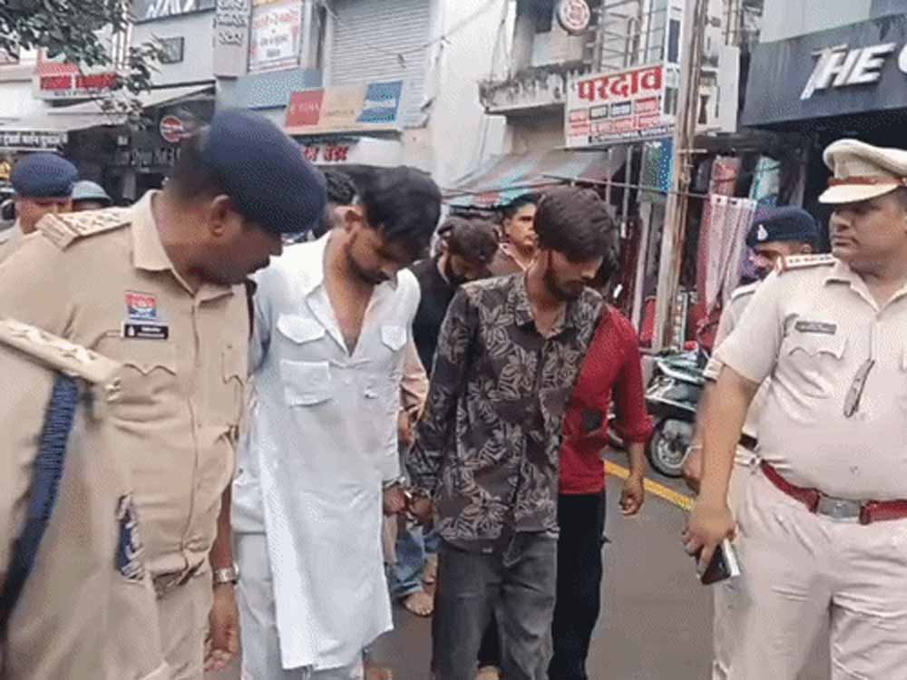 Bilaspur में बवाल के 5 आरोपियों का निकला जुलूस, पुलिस ने कराया पैदल मार्च Bilaspur में बवाल के 5 आरोपियों का निकला जुलूस, पुलिस ने कराया पैदल मार्च