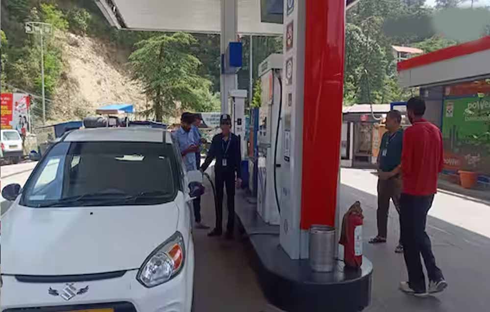42 लीटर के टैंक में भर दिया 48 लीटर पेट्रोल, पेट्रोल पंप पर मचा बवाल