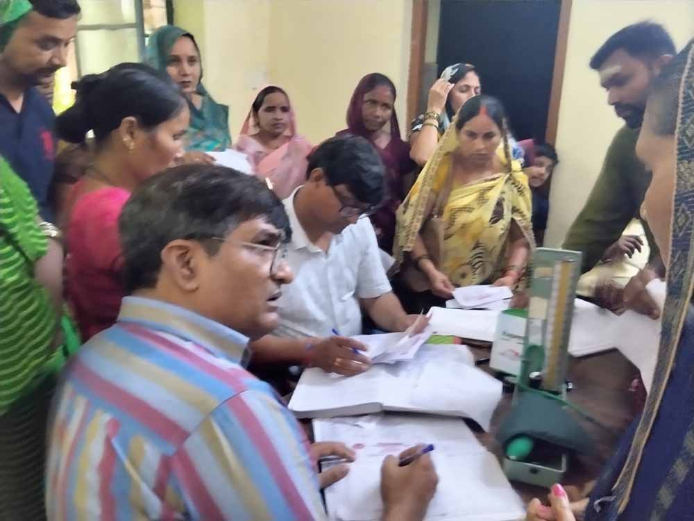 CG में वायरल फीवर का बढ़ा प्रकोप, बुखार-बदन दर्द के रोजाना पहुंच रहे हजारों मरीज CG में वायरल फीवर का बढ़ा प्रकोप, बुखार-बदन दर्द के रोजाना पहुंच रहे हजारों मरीज