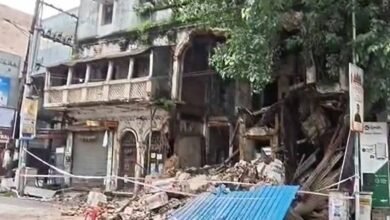 रायपुर में तेज आवाज में DJ बजाने से जर्जर इमारत का हिस्सा गिरा, मची अफरा-तफरी रायपुर में तेज आवाज में DJ बजाने से जर्जर इमारत का हिस्सा गिरा, मची अफरा-तफरी