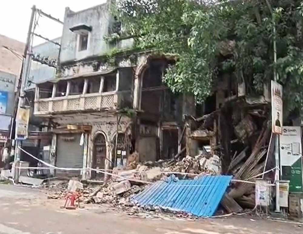 रायपुर में तेज आवाज में DJ बजाने से जर्जर इमारत का हिस्सा गिरा, मची अफरा-तफरी रायपुर में तेज आवाज में DJ बजाने से जर्जर इमारत का हिस्सा गिरा, मची अफरा-तफरी