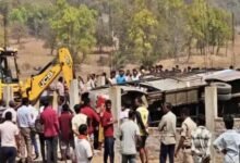यात्रियों से भरी बस बेकाबू होकर पलटी, हादसे में एक की मौत और 20 घायल