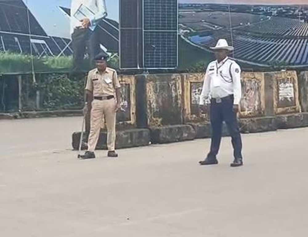 उपराष्ट्रपति राधाकृष्णन के रायपुर दौरे से पहले सुरक्षा और यातायात व्यवस्था की मॉकड्रिल उपराष्ट्रपति राधाकृष्णन के रायपुर दौरे से पहले सुरक्षा और यातायात व्यवस्था की मॉकड्रिल