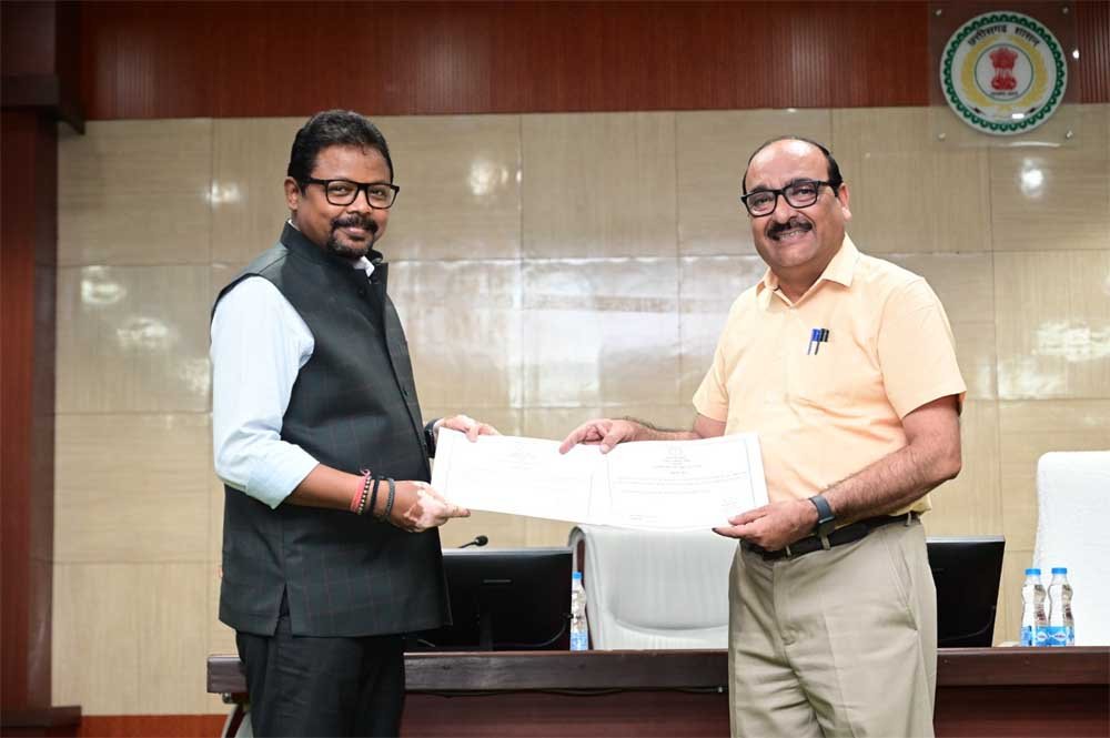 मुख्य सचिव ने ई-ऑफिस एवं समयबद्ध उपस्थिति में उत्कृष्ट प्रदर्शन के लिए अधिकारी कर्मचारी को किया सम्मानित मुख्य सचिव ने ई-ऑफिस एवं समयबद्ध उपस्थिति में उत्कृष्ट प्रदर्शन के लिए अधिकारी कर्मचारी को किया सम्मानित