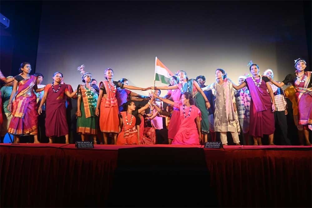 नारायणपुर जिला प्रशासन की पहल से पुनर्वासित युवाओं को NSD नई दिल्ली के विशेषज्ञों से मिला 30 दिवसीय नाट्य प्रशिक्षण नारायणपुर जिला प्रशासन की पहल से पुनर्वासित युवाओं को NSD नई दिल्ली के विशेषज्ञों से मिला 30 दिवसीय नाट्य प्रशिक्षण
