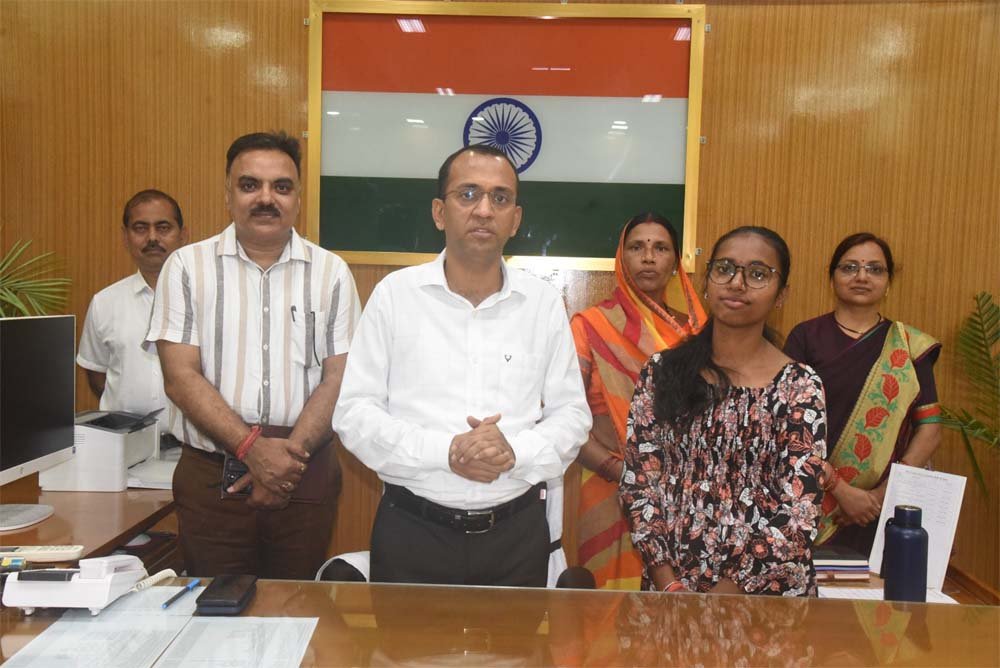 मुख्यमंत्री विष्णु देव साय की संवेदनशील पहल से पूजा के डॉक्टर बनने के सपने को मिला संबल मुख्यमंत्री विष्णु देव साय की संवेदनशील पहल से पूजा के डॉक्टर बनने के सपने को मिला संबल