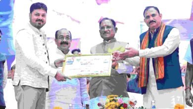 आयुर्वेद भारत की प्राचीन ज्ञान परंपरा की अमूल्य धरोहर, आधुनिक स्वास्थ्य सेवाओं के साथ भारतीय चिकित्सा पद्धतियों को भी दे रहे बढ़ावा – मुख्यमंत्री विष्णुदेव साय आयुर्वेद भारत की प्राचीन ज्ञान परंपरा की अमूल्य धरोहर, आधुनिक स्वास्थ्य सेवाओं के साथ भारतीय चिकित्सा पद्धतियों को भी दे रहे बढ़ावा – मुख्यमंत्री विष्णुदेव साय