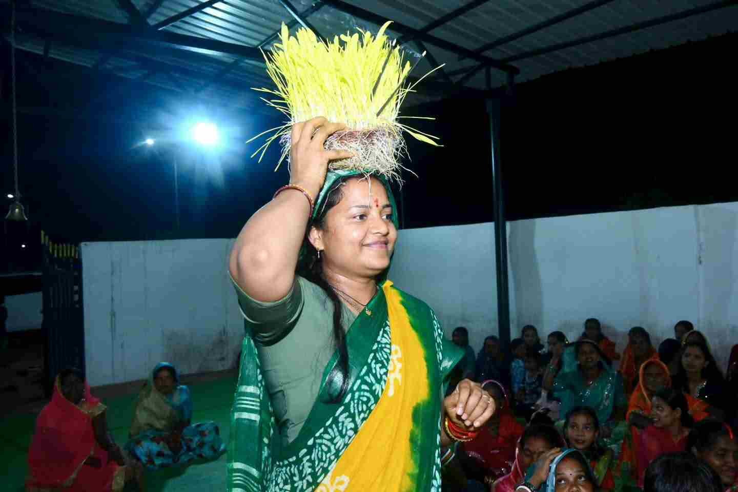 करमा पूजा में शामिल हुईं मंत्री श्रीमती लक्ष्मी राजवाड़े, प्रकृति, संस्कृति और लोकपरंपराओं के संरक्षण का दिया संदेश करमा पूजा में शामिल हुईं मंत्री श्रीमती लक्ष्मी राजवाड़े, प्रकृति, संस्कृति और लोकपरंपराओं के संरक्षण का दिया संदेश
