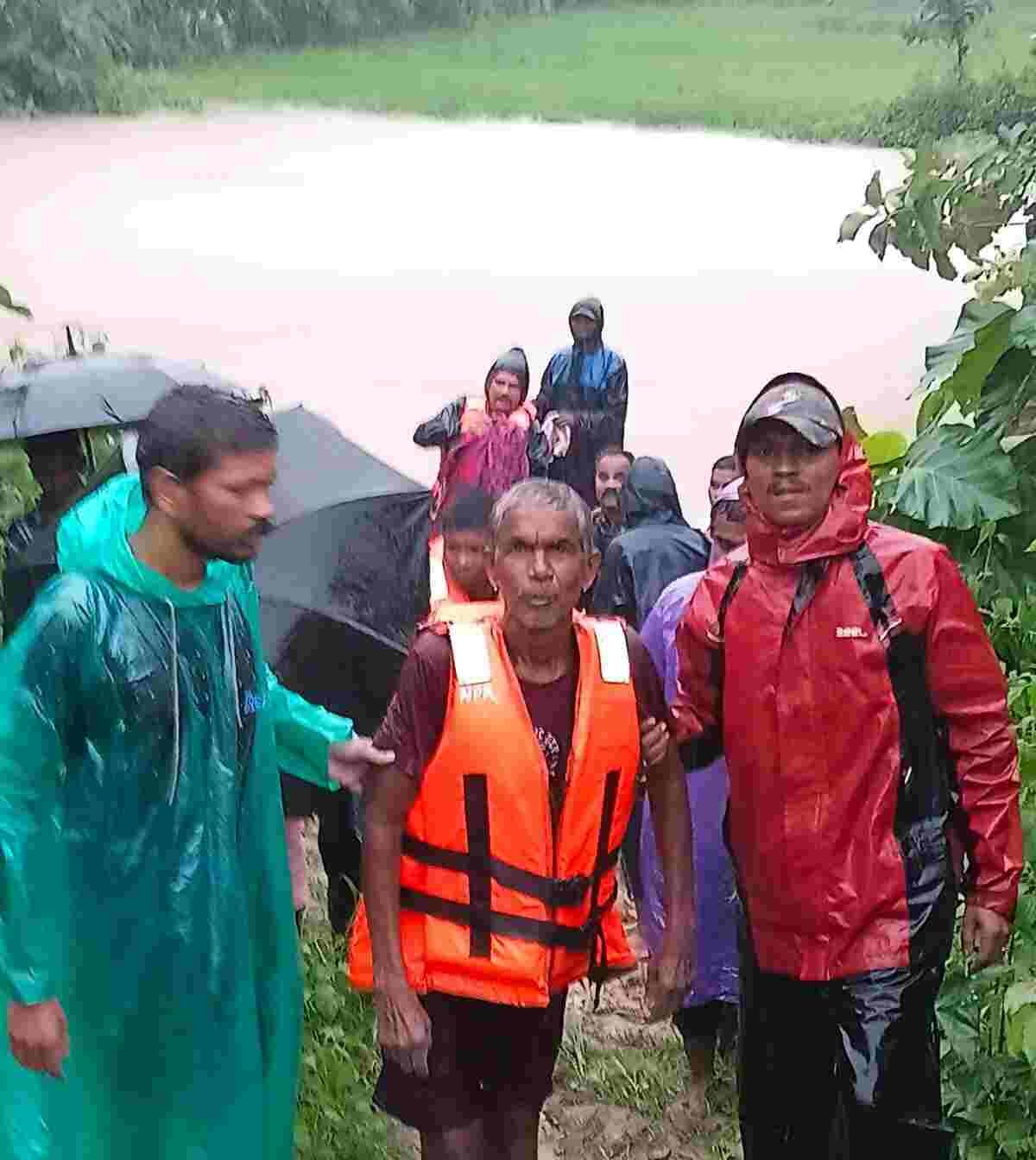 बाढ़ का खतरा: नारायणपुर में माड़ीन नदी के बीच पेड़ पर फंसे ग्रामीण का सफल रेस्क्यू बाढ़ का खतरा: नारायणपुर में माड़ीन नदी के बीच पेड़ पर फंसे ग्रामीण का सफल रेस्क्यू