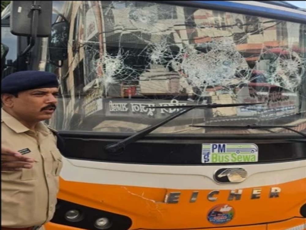 इंदौर में बेकाबू सिटी बस ने 4 लोगों को रौंदा, एक की मौत; 3 गंभीर इंदौर में बेकाबू सिटी बस ने 4 लोगों को रौंदा, एक की मौत; 3 गंभीर