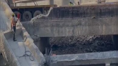 ग्वालियर में एलिवेटेड रोड किनारे धंसी सड़क, 4 मकानों में आई दरारें