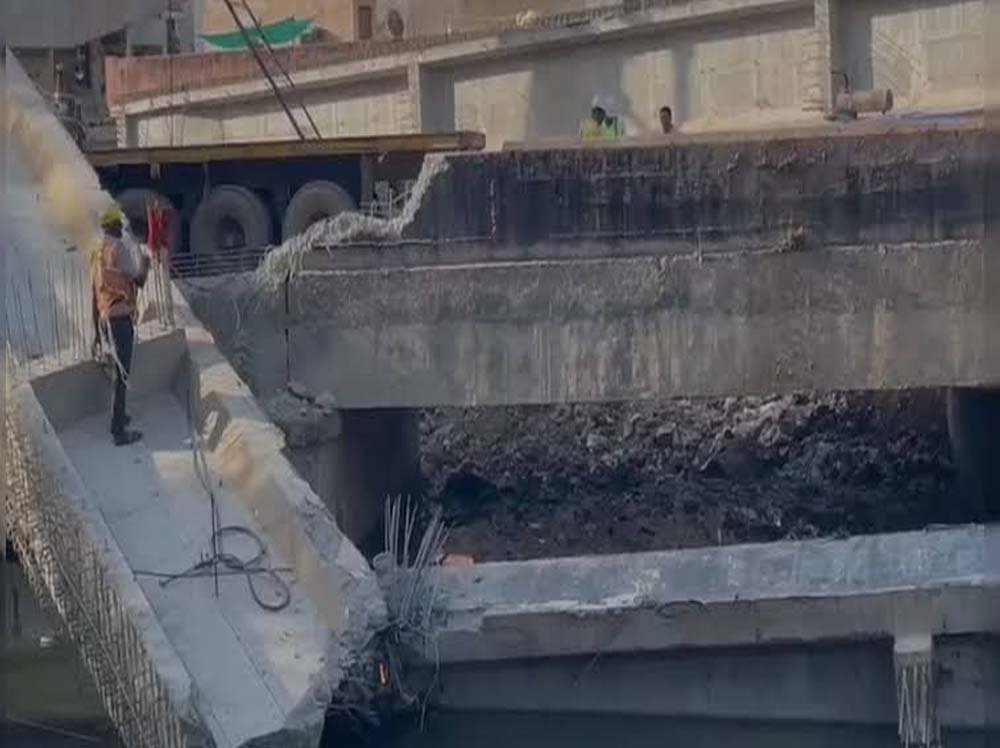 ग्वालियर में एलिवेटेड रोड किनारे धंसी सड़क, 4 मकानों में आई दरारें ग्वालियर में एलिवेटेड रोड किनारे धंसी सड़क, 4 मकानों में आई दरारें