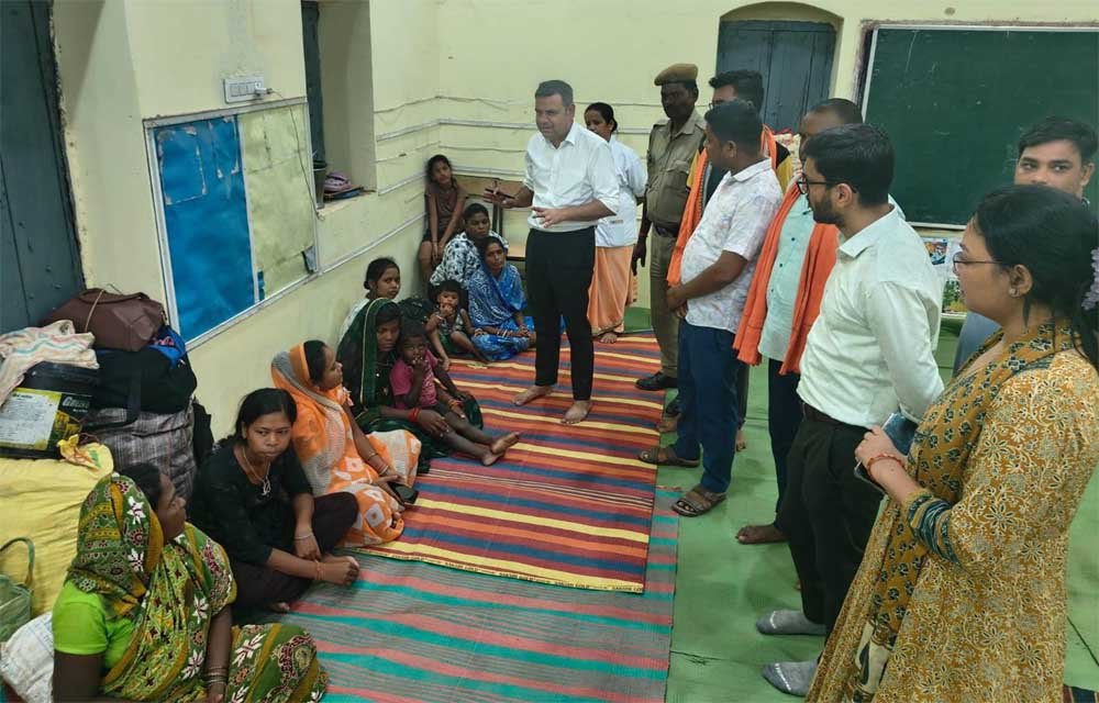 महानदी का जलस्तर बढ़ने से बाढ़ प्रभावित गांवों में राहत-बचाव कार्य जारी महानदी का जलस्तर बढ़ने से बाढ़ प्रभावित गांवों में राहत-बचाव कार्य जारी